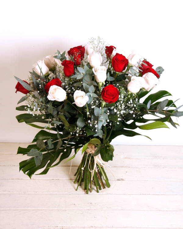 Ramo de Rosas Rojas y Blancas - Imagen 2
