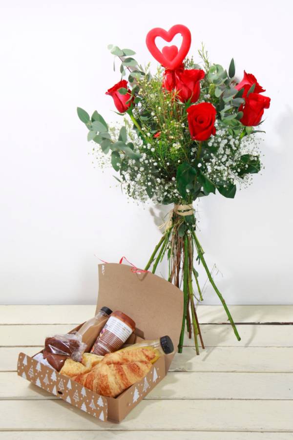 Ramo de seis rosas más desayuno