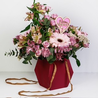 CAJA ROSA CON FLORES NATURALES